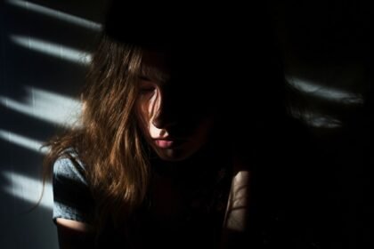 Adolescentes filmam menina de 13 anos sendo abusada e postam na internet