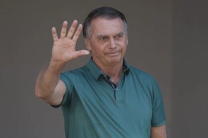 Bolsonaro tem prisão domiciliar concedida por Moraes