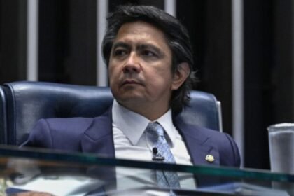 Senador flagrado dirigindo sem placa e com CNH vencida já foi questionado por gasto de R$ 3,9 mil em combustível