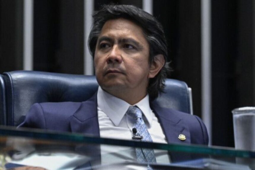 Senador flagrado dirigindo sem placa e com CNH vencida já foi questionado por gasto de R$ 3,9 mil em combustível