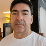 Justiça condena ex-médico que queimou a mãe viva por homicídio e fraude