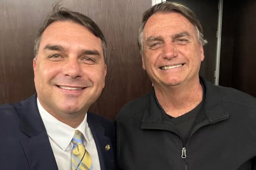 "Nenhuma lógica": Flávio critica prisão domiciliar temporária de Bolsonaro