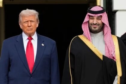 O presidente Donald Trump posa ao lado do príncipe herdeiro da Arábia Saudita, Mohammed bin Salman