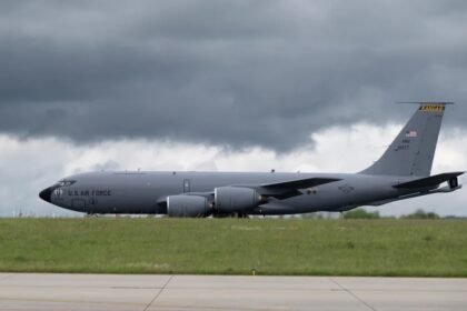 Avião de abastecimento cai