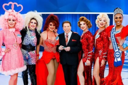Silvio Santos com convidadas trans em seu programa