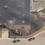 Fumaça saindo de sinagoga em Michigan enquanto polícia responde a denúncia de atirador ativo — Foto: WXYZ via REUTERS