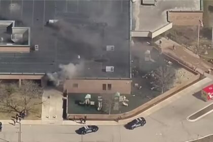 Fumaça saindo de sinagoga em Michigan enquanto polícia responde a denúncia de atirador ativo — Foto: WXYZ via REUTERS