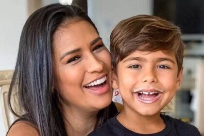 Simone comemora com o filho