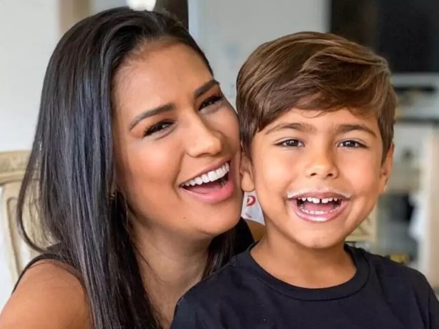 Simone comemora com o filho