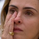 BBB 26: Ana Paula chora ao falar do pai, sem saber da internação