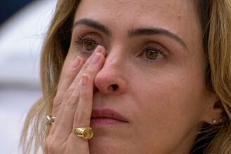 BBB 26: Ana Paula chora ao falar do pai, sem saber da internação