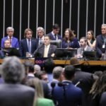 Câmara derruba veto de Lula e avança PL da Dosimetria que pode reduzir penas do 8 de janeiro