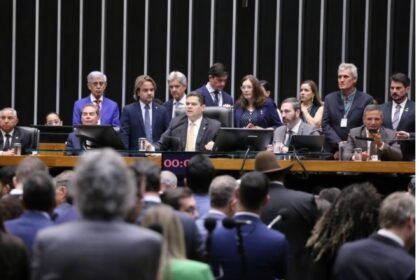 Câmara derruba veto de Lula e avança PL da Dosimetria que pode reduzir penas do 8 de janeiro