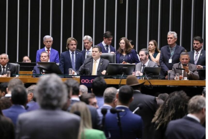 Câmara derruba veto de Lula e avança PL da Dosimetria que pode reduzir penas do 8 de janeiro