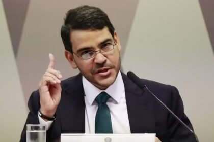 Jorge Messias durante sabatina na CCJ do Senado por vaga ao STF