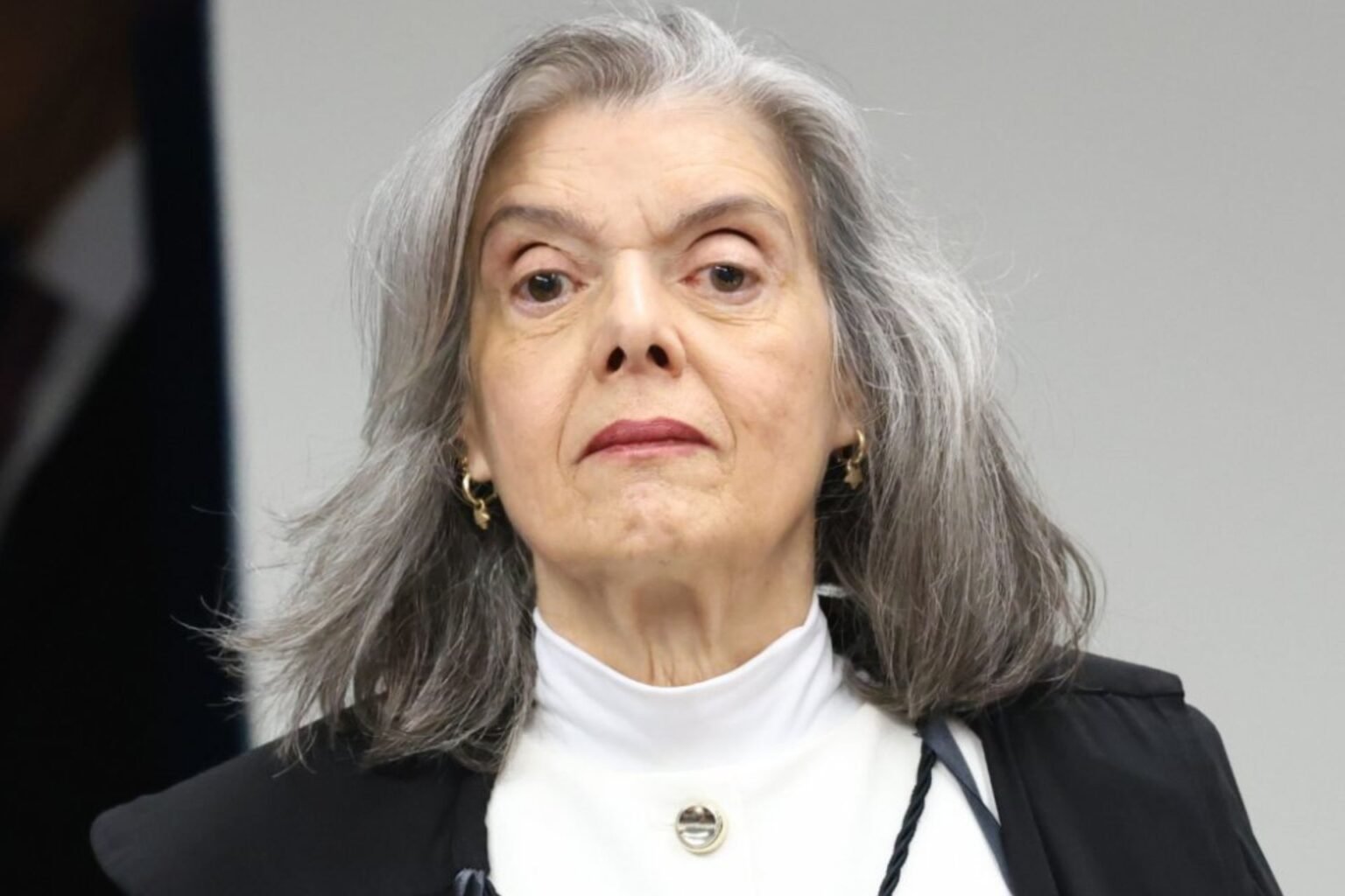 Cármen Lúcia anuncia saída antecipada do TSE