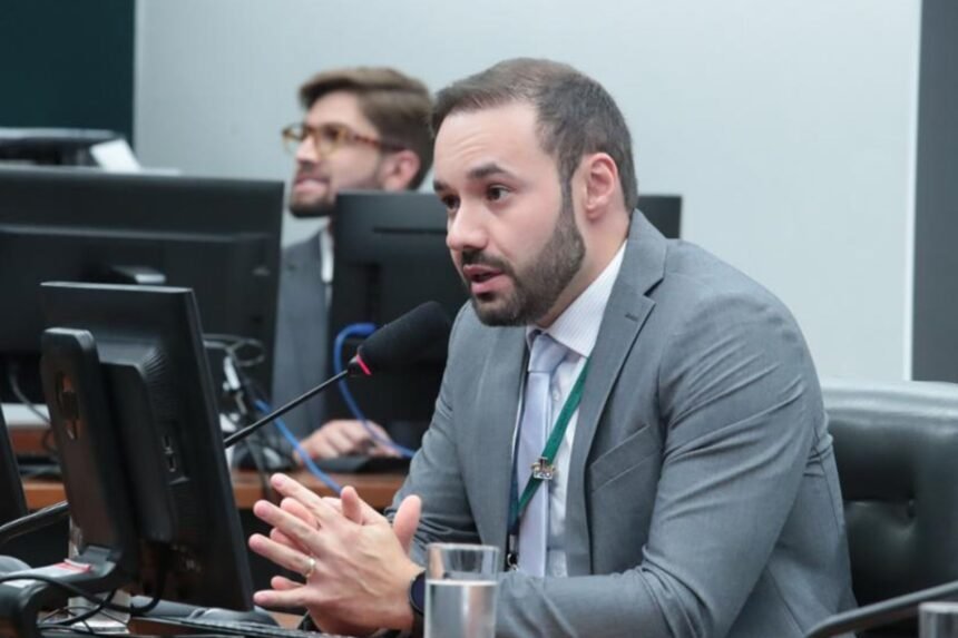 Diretor da Câmara ganha R$ 23 mil por fazer horas extras aos finais de semana