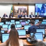 PEC da escala 6x1 tem análise adiada na CCJ após pedido de vista