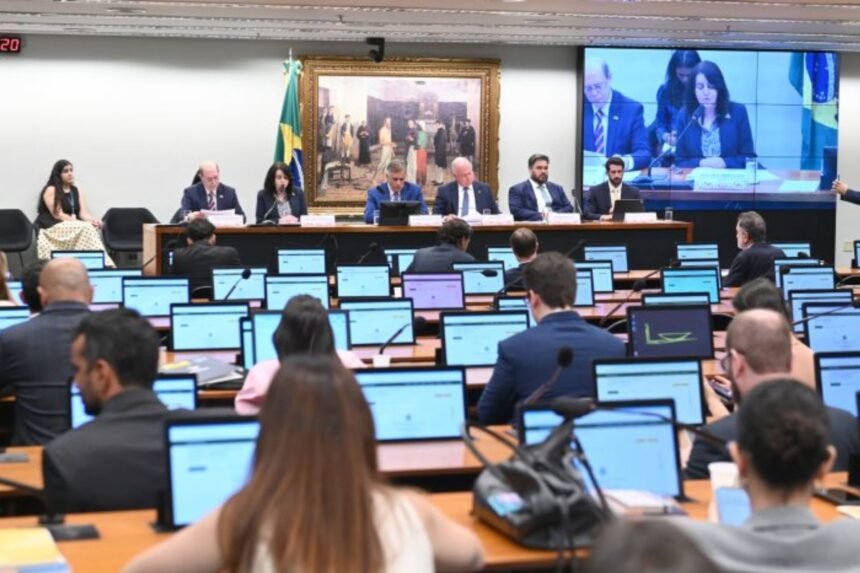 PEC da escala 6x1 tem análise adiada na CCJ após pedido de vista