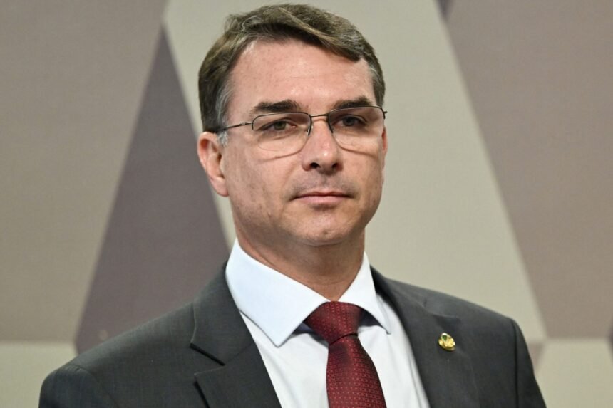 Flávio Bolsonaro aciona o STF contra deputado petista por vídeo sobre mansão; entenda