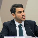 "Sou totalmente contra o aborto", diz Messias no Senado