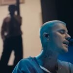 Justin Bieber faz “karaokê” no Coachella com clipes antigos e divide opiniões