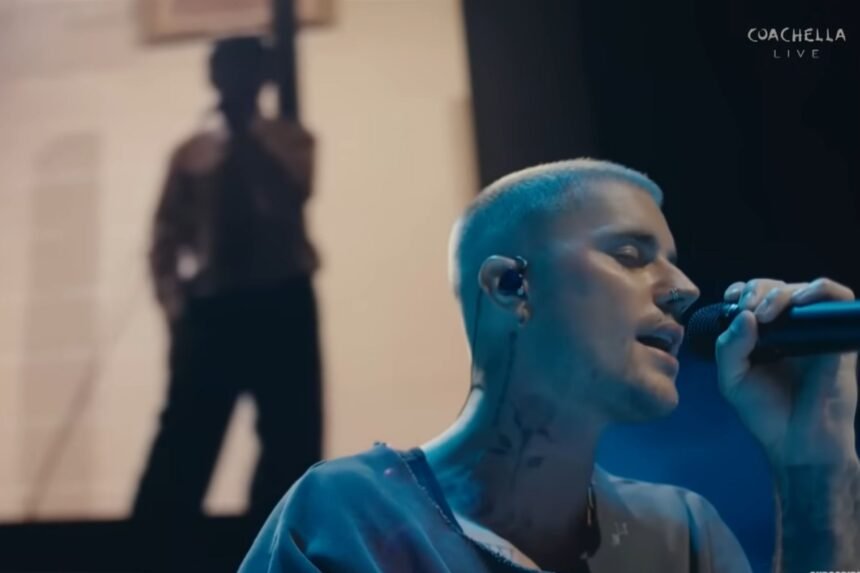 Justin Bieber faz “karaokê” no Coachella com clipes antigos e divide opiniões
