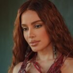 Anitta embarca em jatinho particular rumo à Copa do Mundo e alfineta: "sem tigrinho"