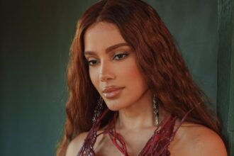 Anitta embarca em jatinho particular rumo à Copa do Mundo e alfineta: "sem tigrinho"