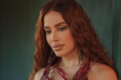 Anitta embarca em jatinho particular rumo à Copa do Mundo e alfineta: "sem tigrinho"