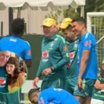 Ancelotti passa por trote de aniversário durante treino e ganha bolo da enteada