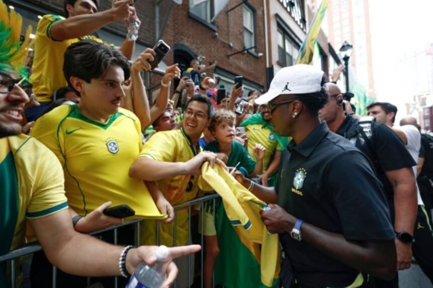 Seleção Brasileira é recebida com festa por torcedores na Filadélfia antes de duelo com o Haiti