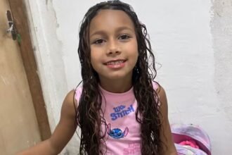 Criança de 7 anos é morta com tiro na cabeça durante invasão a residência em Nova Iguaçu, RJ