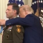 Trump se atrapalha ao tentar colocar medalha de honra em militar e momento viraliza; VÍDEO