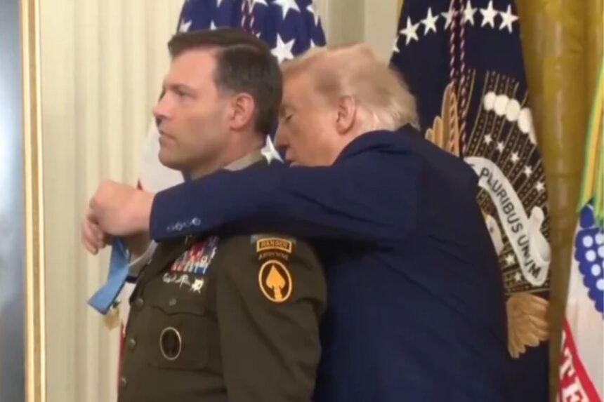 Trump se atrapalha ao tentar colocar medalha de honra em militar e momento viraliza; VÍDEO