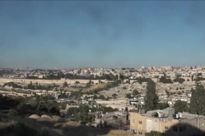 Petroquímica do Irã é atingida, enquanto Israel intercepta onda de mísseis