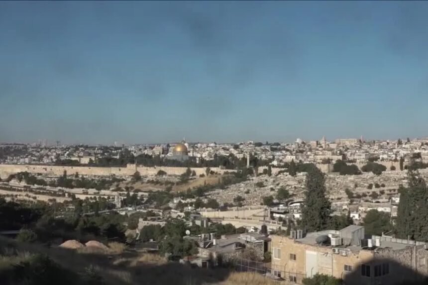 Petroquímica do Irã é atingida, enquanto Israel intercepta onda de mísseis