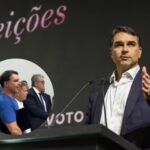 Flávio Bolsonaro participa de culto no Pará e canta louvores com fiéis