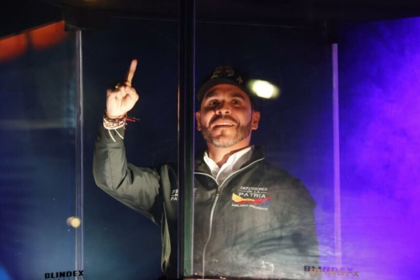 Espriella vence eleição na Colômbia e vai às ruas em carro blindado