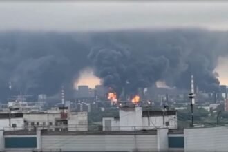 Ucrânia explode refinaria em maior ataque contra Moscou