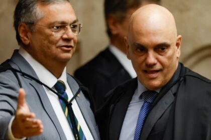 Dino e Moraes defendem revisão da dispensa de diploma para jornalistas