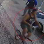 Segurança preso vai depor em delegacia pedalando bicicleta da própria vítima no Rio