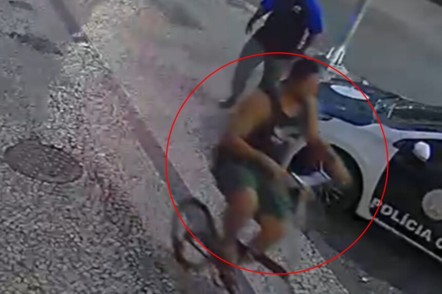 Segurança preso vai depor em delegacia pedalando bicicleta da própria vítima no Rio
